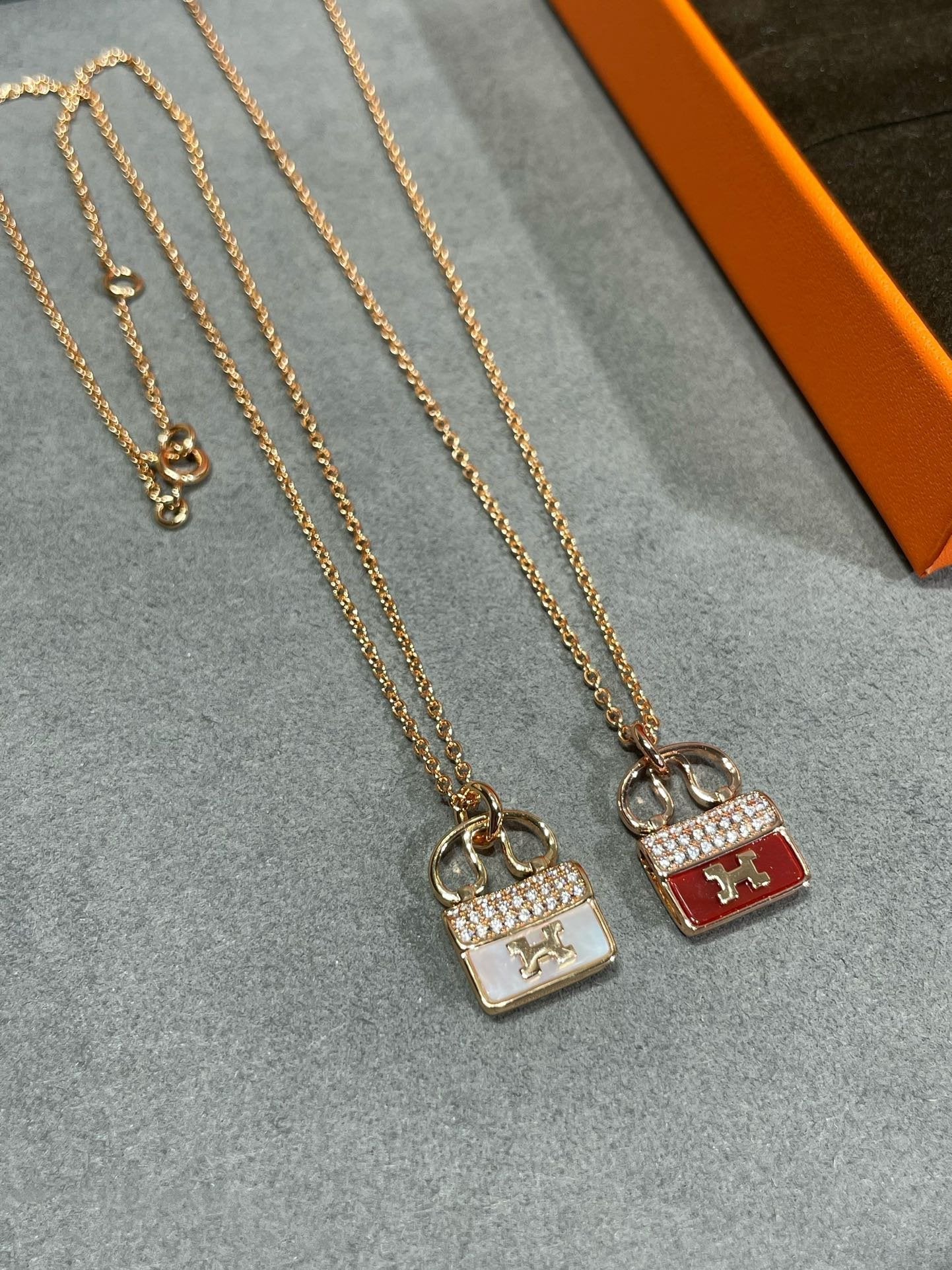 Mysitc H CIRCE MOISSANITE PENDANT NECKLACE GOLD
