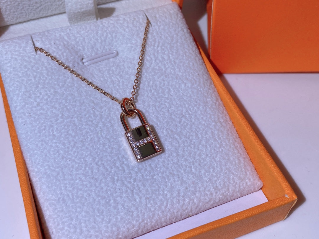 Mysitc HM ADVANCED NICHE LOCK HEAD NECKLACE DIAMONDS