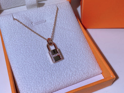 Mysitc HM ADVANCED NICHE LOCK HEAD NECKLACE DIAMONDS