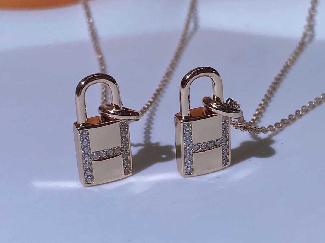 Mysitc HM ADVANCED NICHE LOCK HEAD NECKLACE DIAMONDS