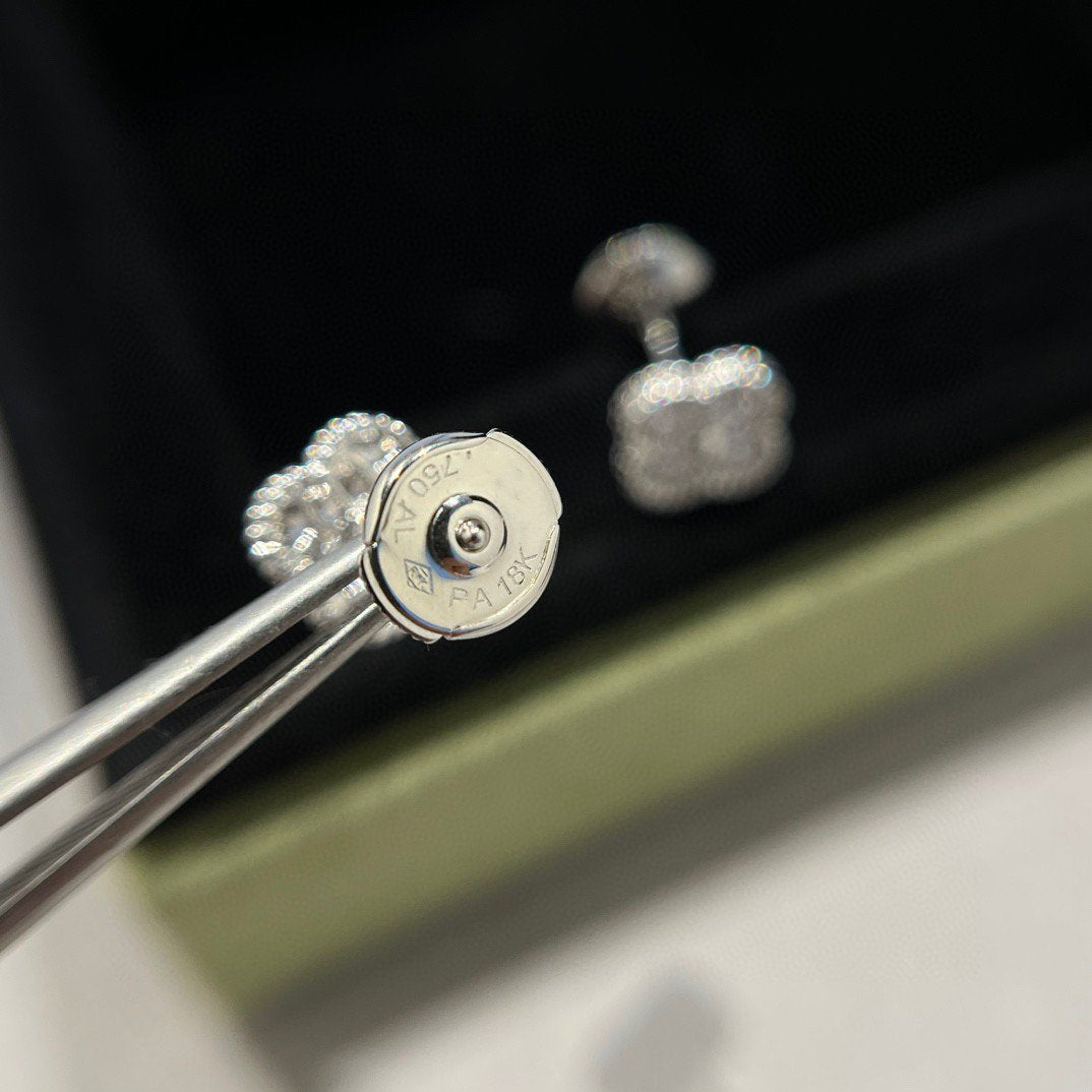 Mysitc CLOVER MINI DIAMOND STUD EARRINGS