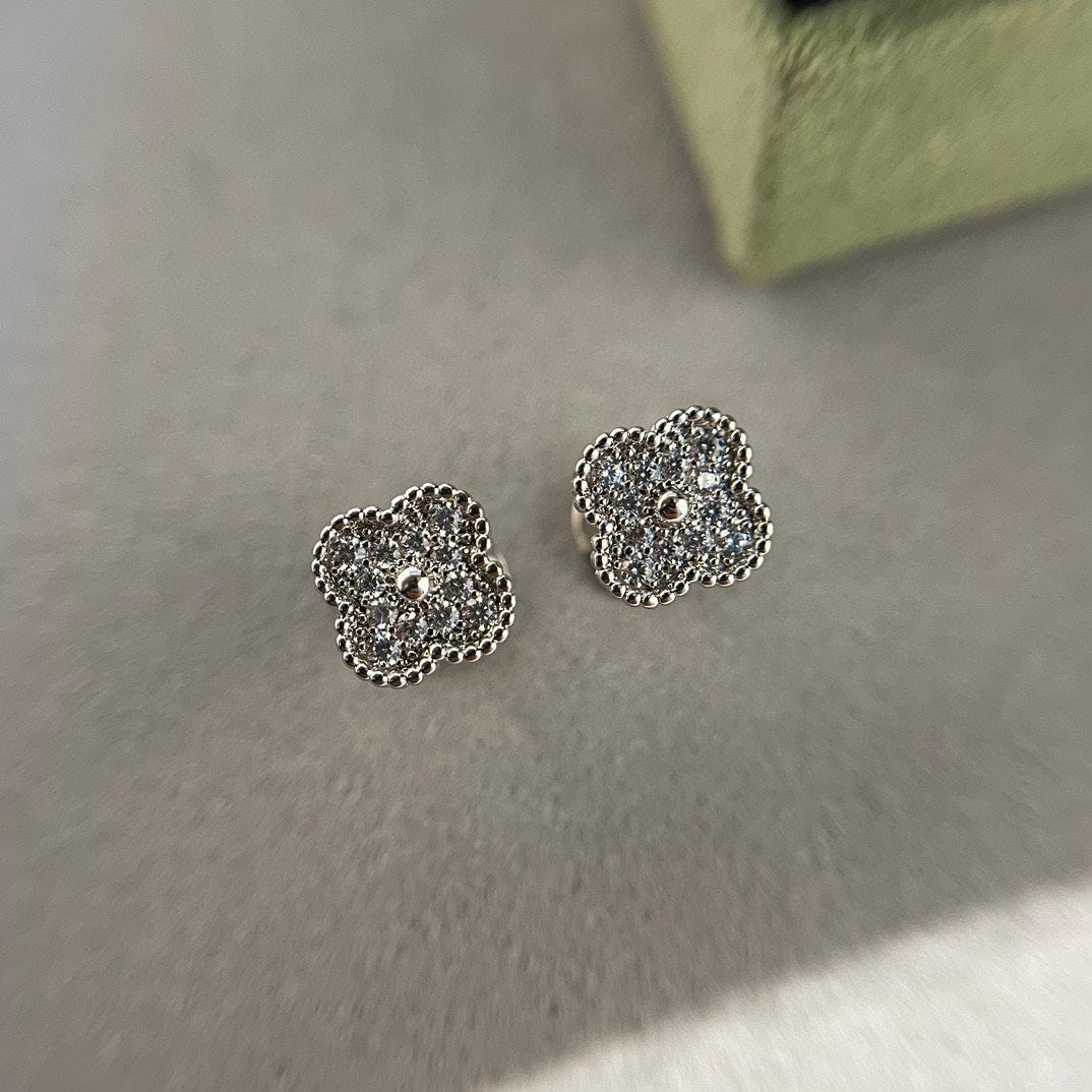 Mysitc CLOVER MINI DIAMOND STUD EARRINGS