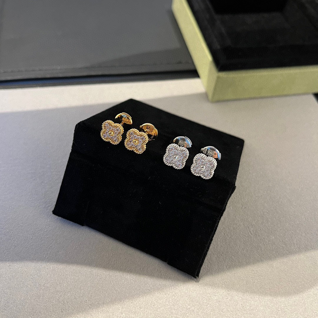 Mysitc CLOVER MINI DIAMOND STUD EARRINGS