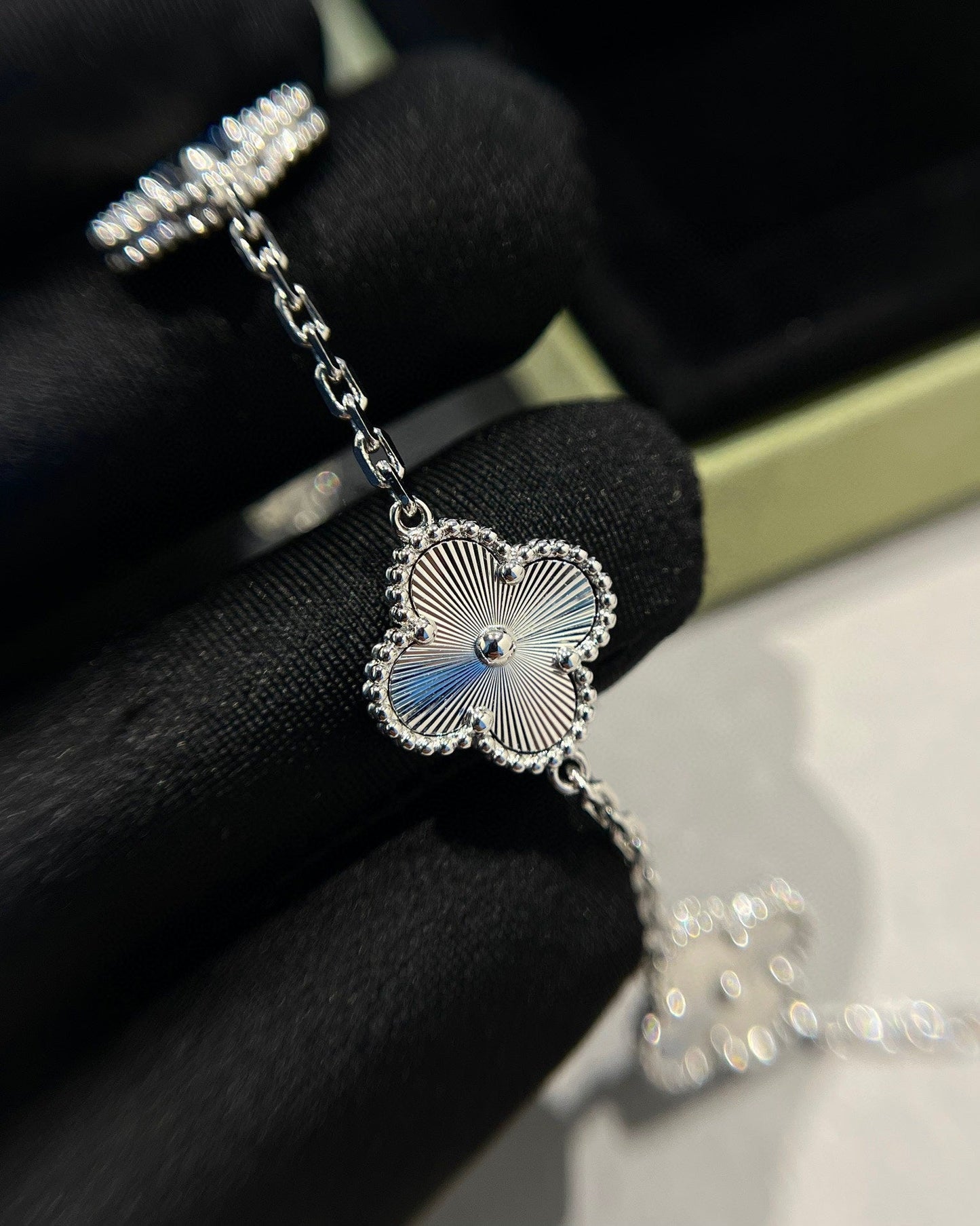 [Mysitc ]New  CLOVER 5 MOTIF LASER BRACELET COLLECTION